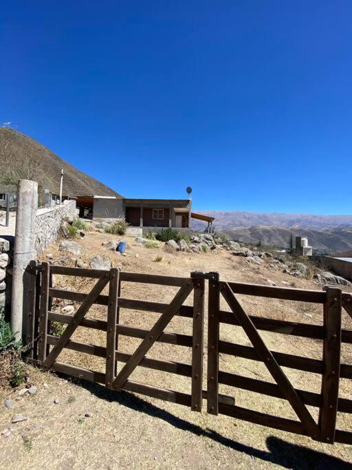 Casa en la montaña con gran vista al valle y lago