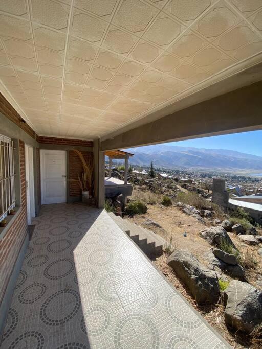 Casa en la montaña con gran vista al valle y lago