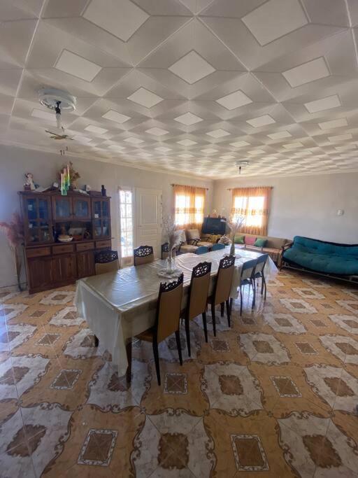 Casa en la montaña con gran vista al valle y lago
