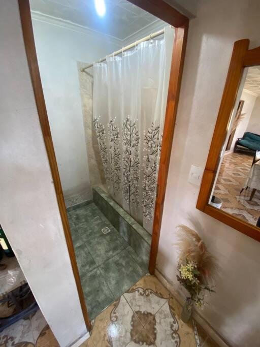 Casa en la montaña con gran vista al valle y lago