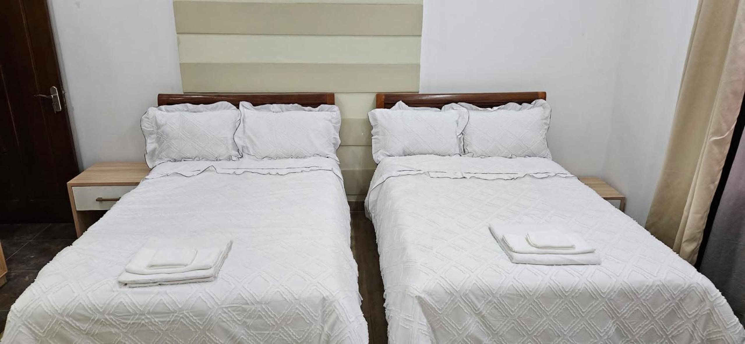 Room A Twin bed en-suite view 4