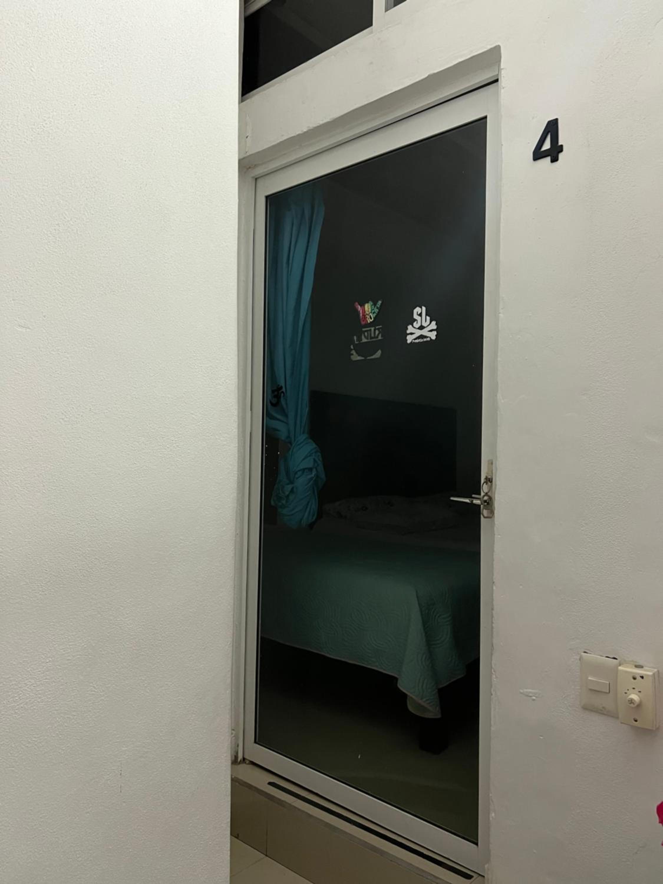 Habitación amplia para 6 personas AC, baño privado, excelente ubicación view 5