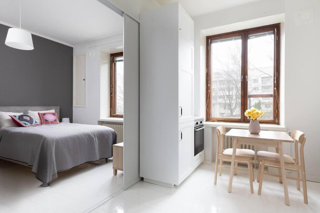 Charming suite with garden views steps from metro