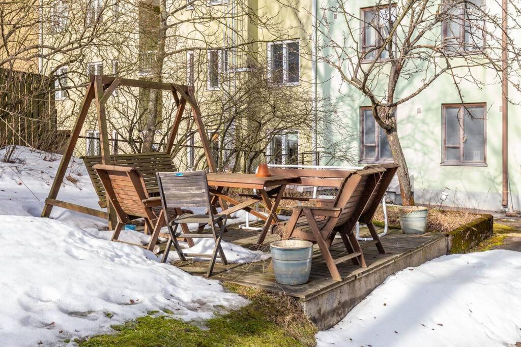 Charming suite with garden views steps from metro