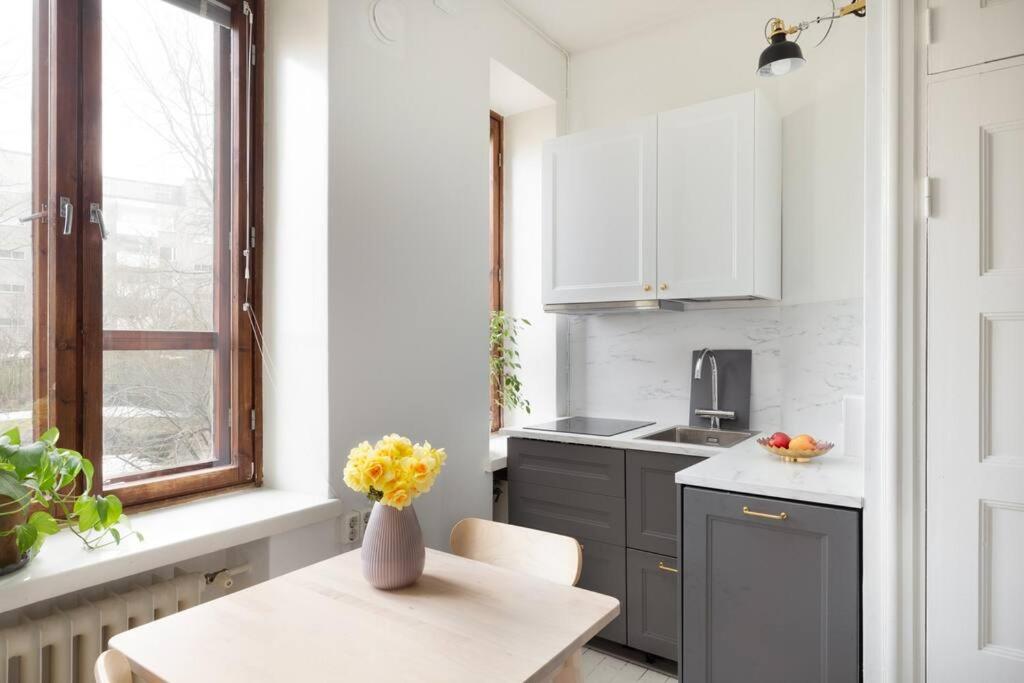 Charming suite with garden views steps from metro