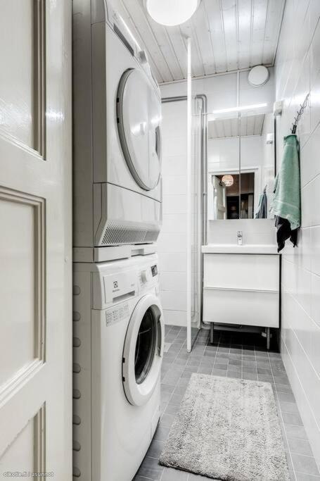 Charming suite with garden views steps from metro