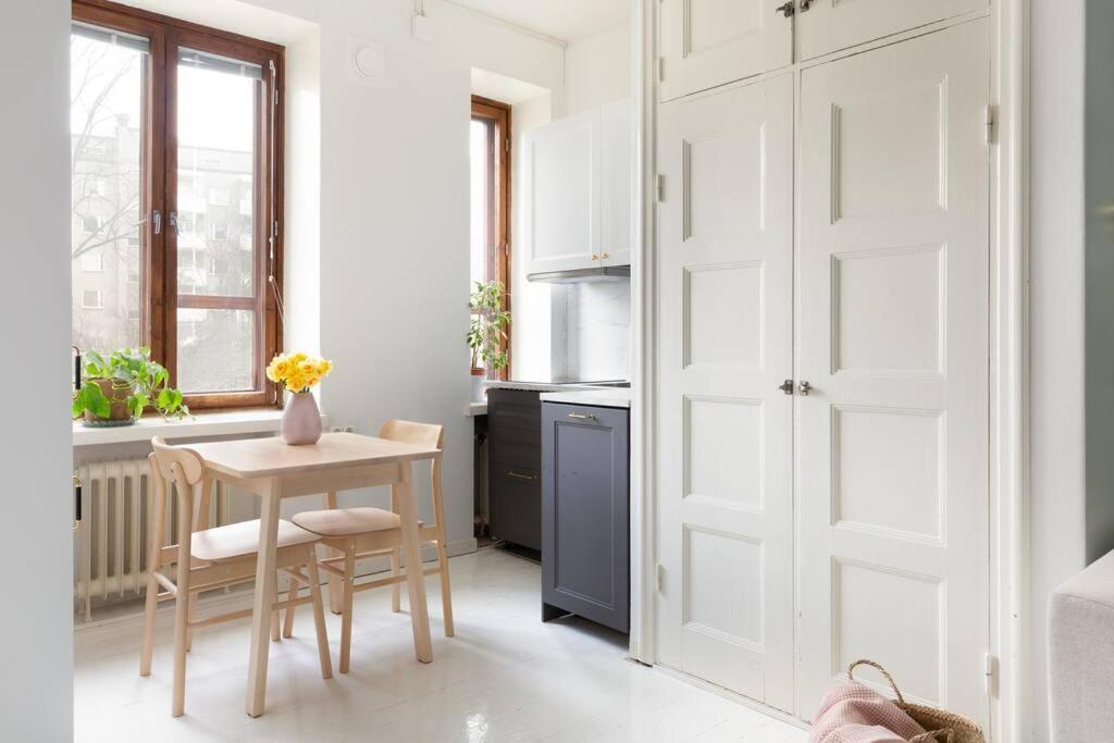 Charming suite with garden views steps from metro