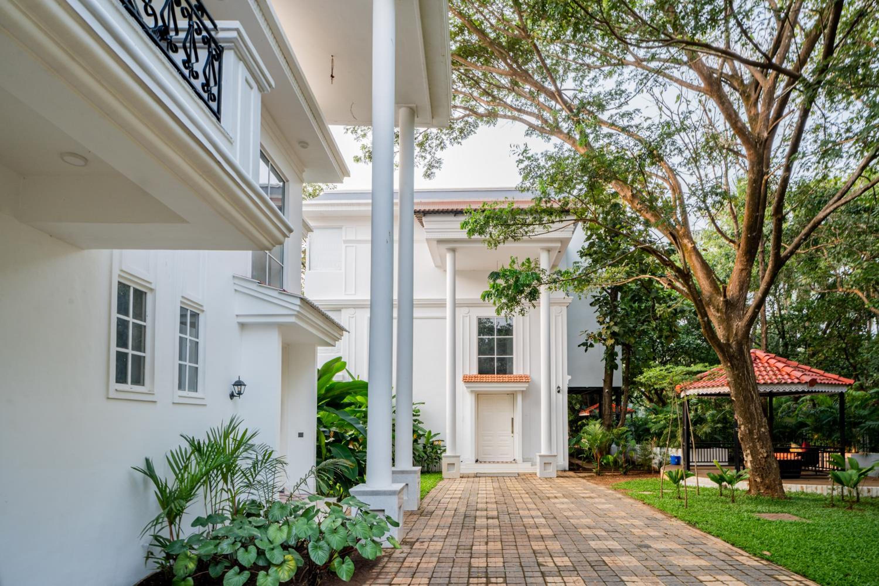 ELIVAAS 4 BHK with Pvt Pool - Suntuarios