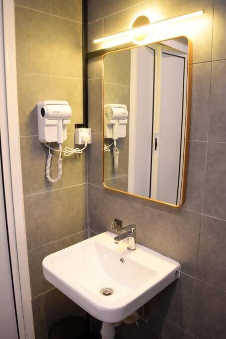Neu Suites Studio Room - 3km to KLCC, 8 mins walk to LRT