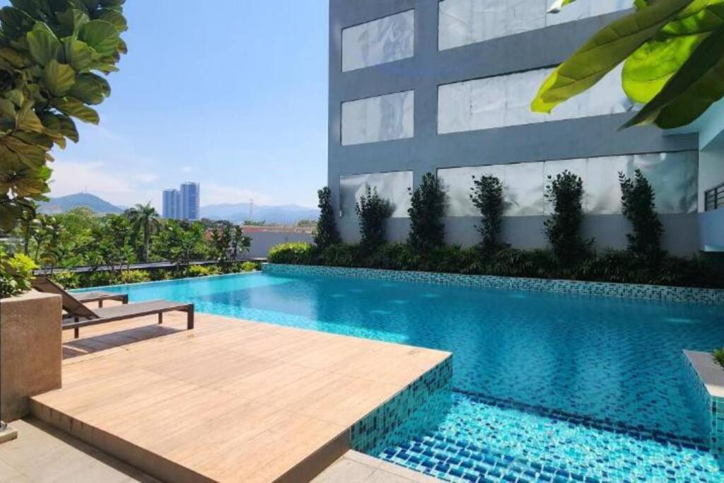 Neu Suites Studio Room - 3km to KLCC, 8 mins walk to LRT