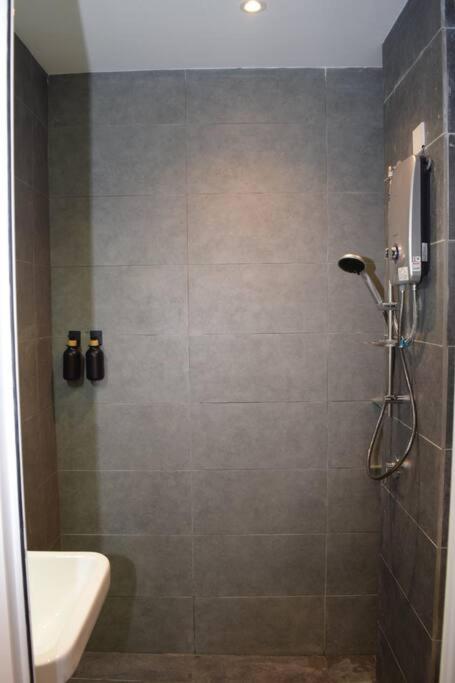Neu Suites Studio Room - 3km to KLCC, 8 mins walk to LRT