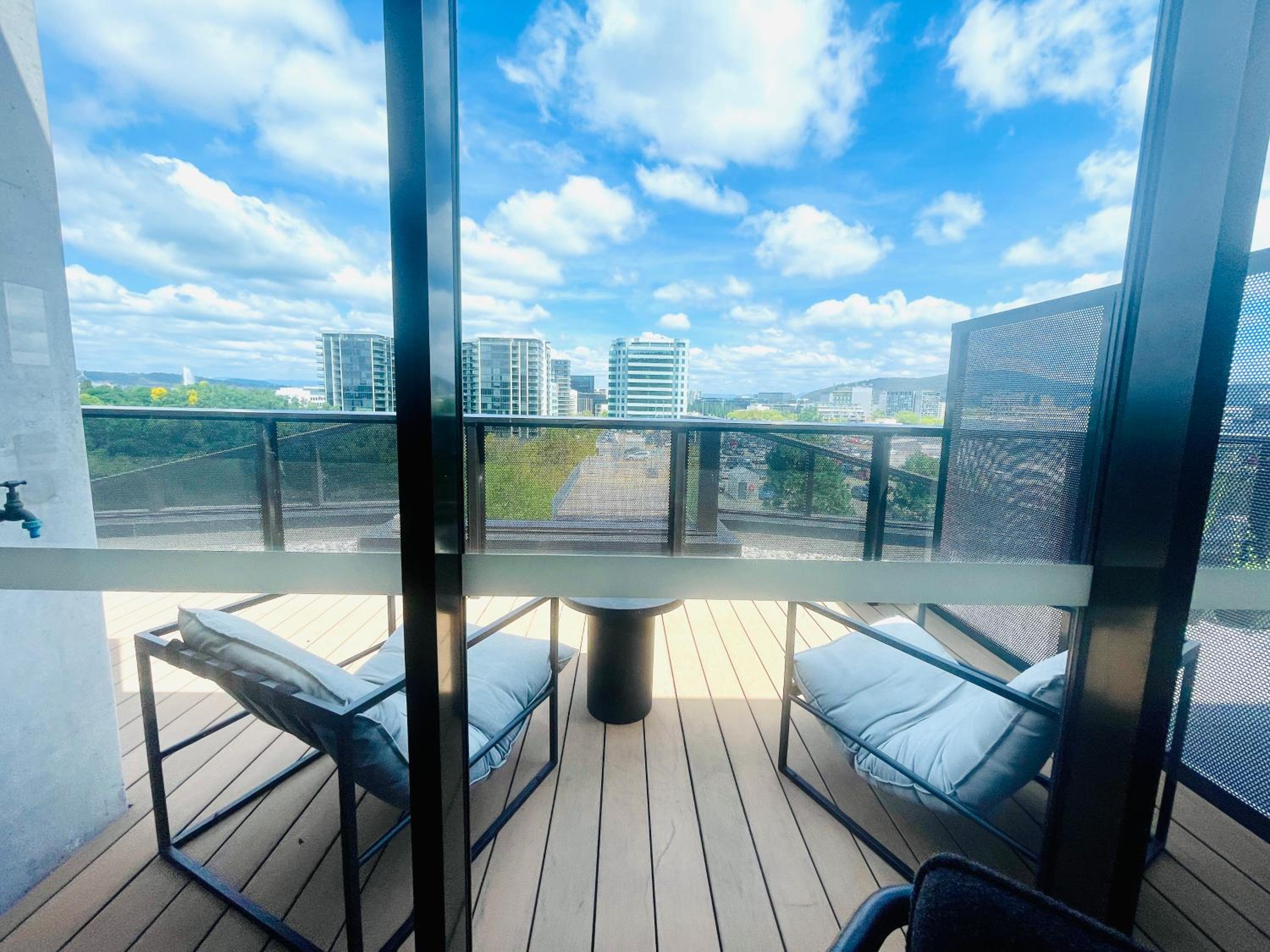The Metropol 2BR Apt, In the heart of CBD 2b1b1c, Free parking, Wi-Fi