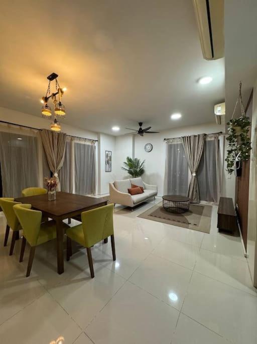 Homestay Cyberjaya AC Home 4R3B 7pax Free Wifi Netflix photo 1
