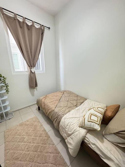 Homestay Cyberjaya AC Home 4R3B 7pax Free Wifi Netflix photo 4