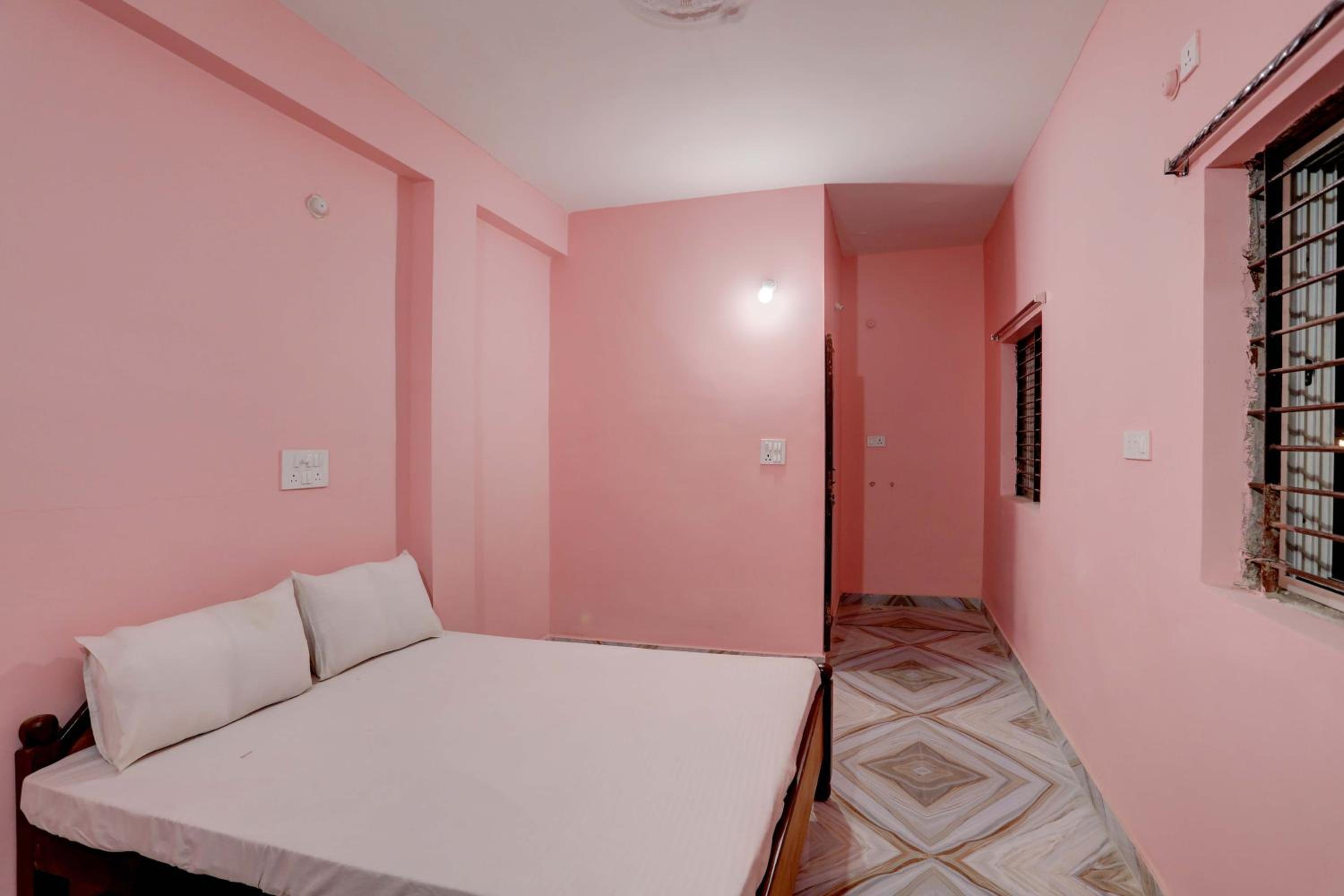 OYO R. Kush Hotel view 3