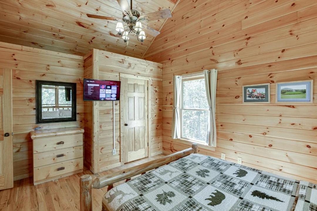 Deluxe Cabin For Groups Near Helen w Hot Tub