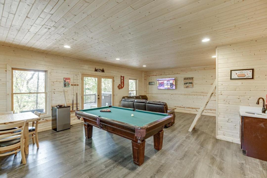 Deluxe Cabin For Groups Near Helen w Hot Tub