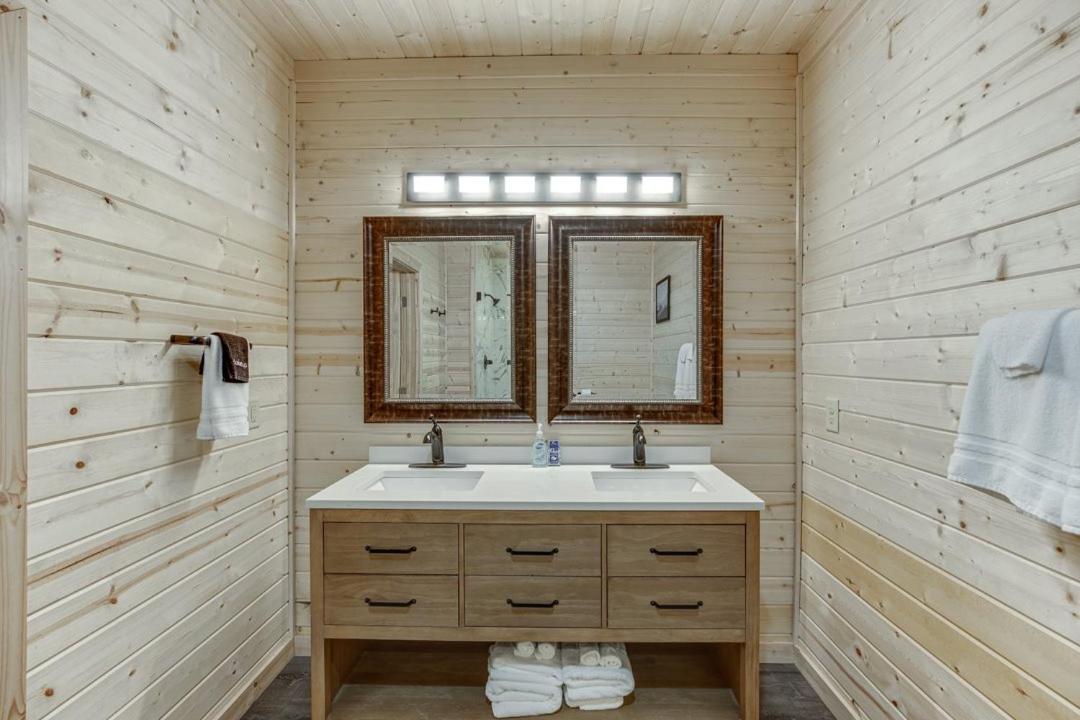 Deluxe Cabin For Groups Near Helen w Hot Tub