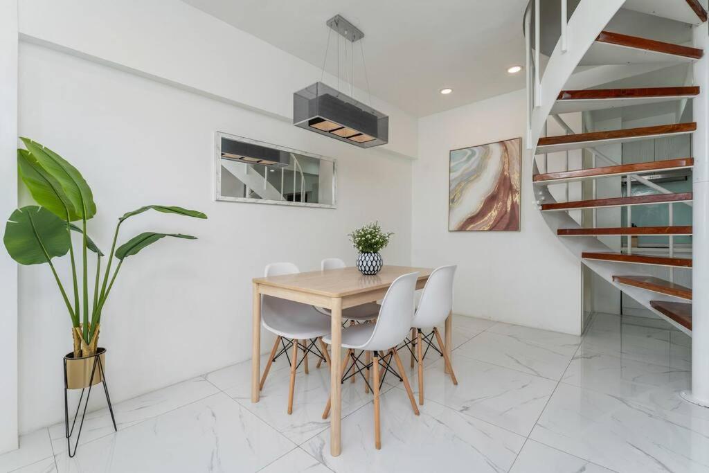 AIRPORT EXPRESS HOSTEL E-621,3 Minutes to Airport,Fast Wi-fi, Netflix view 4