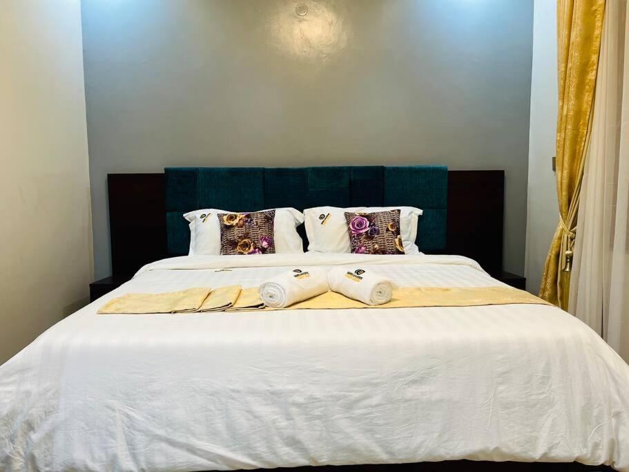Crown Elegance Suites