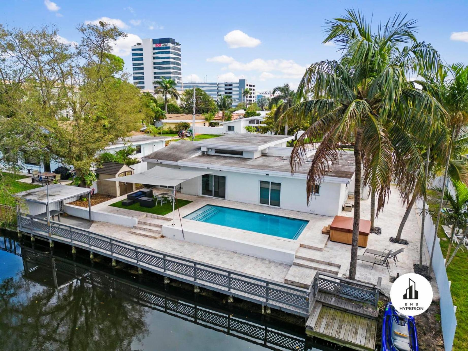 Uhost AI - Luxurious 5B Home w Pool & Lounge