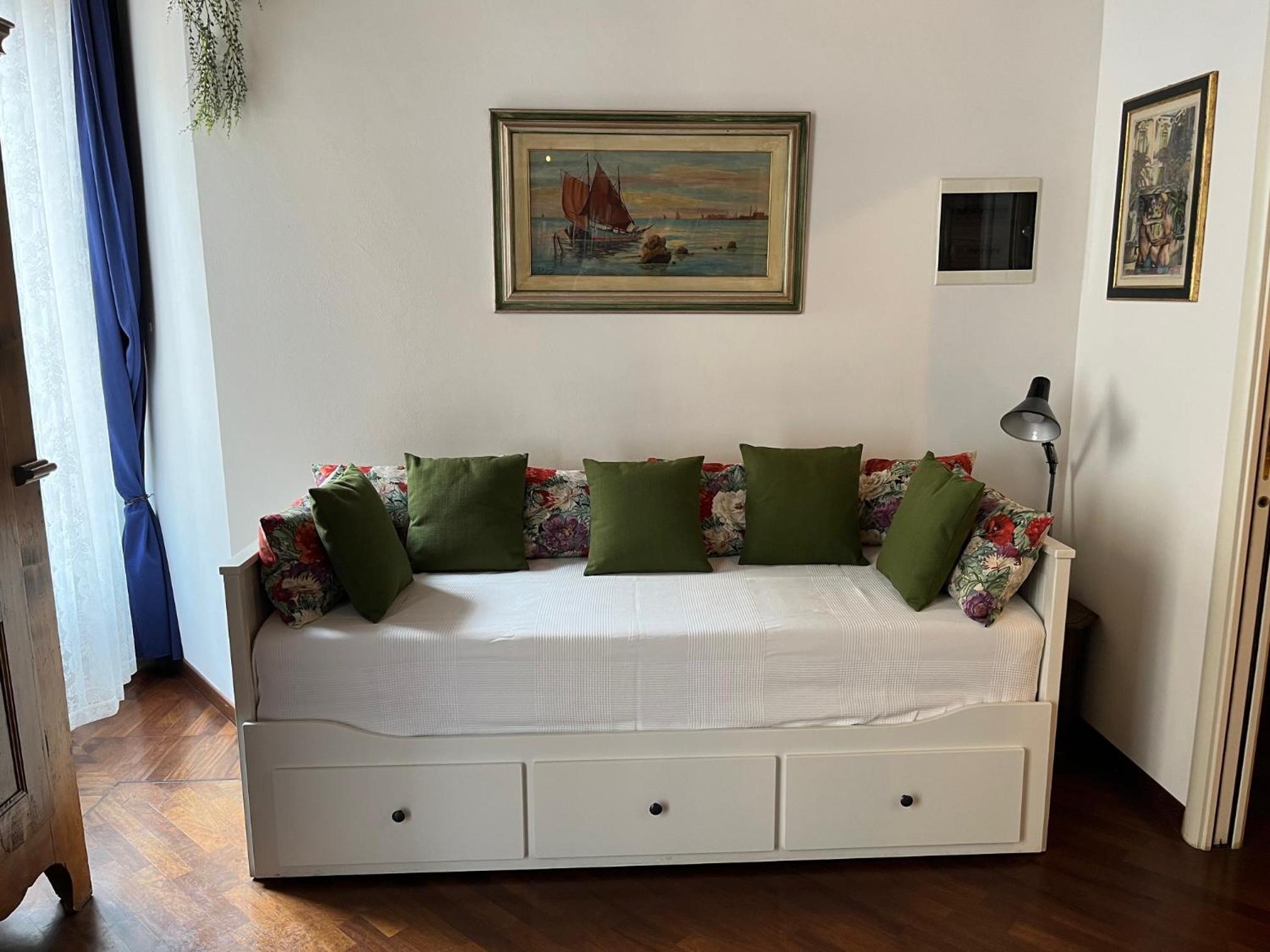 Luxury central flat river view