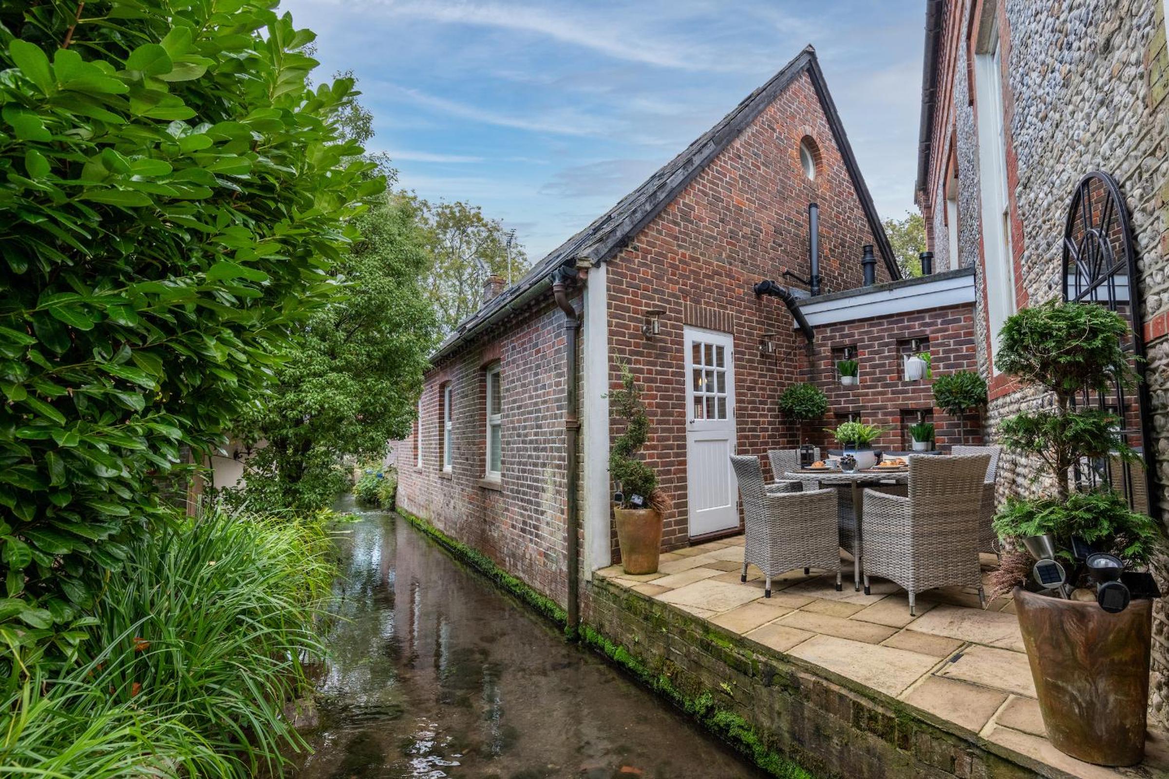 5-STAR LUXURY on MILLSTREAM near SEA, OLD BOSHAM view 2