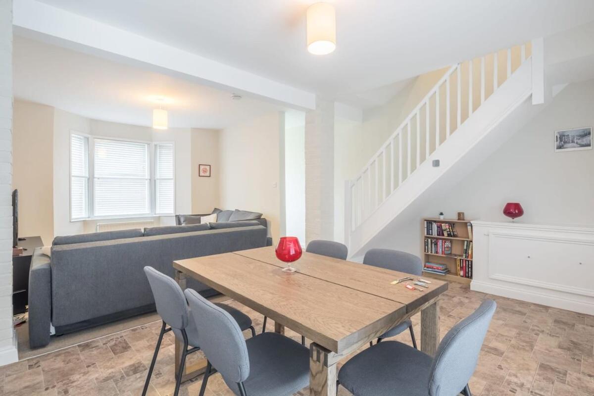 Superb Central 2 Bed Home view 2