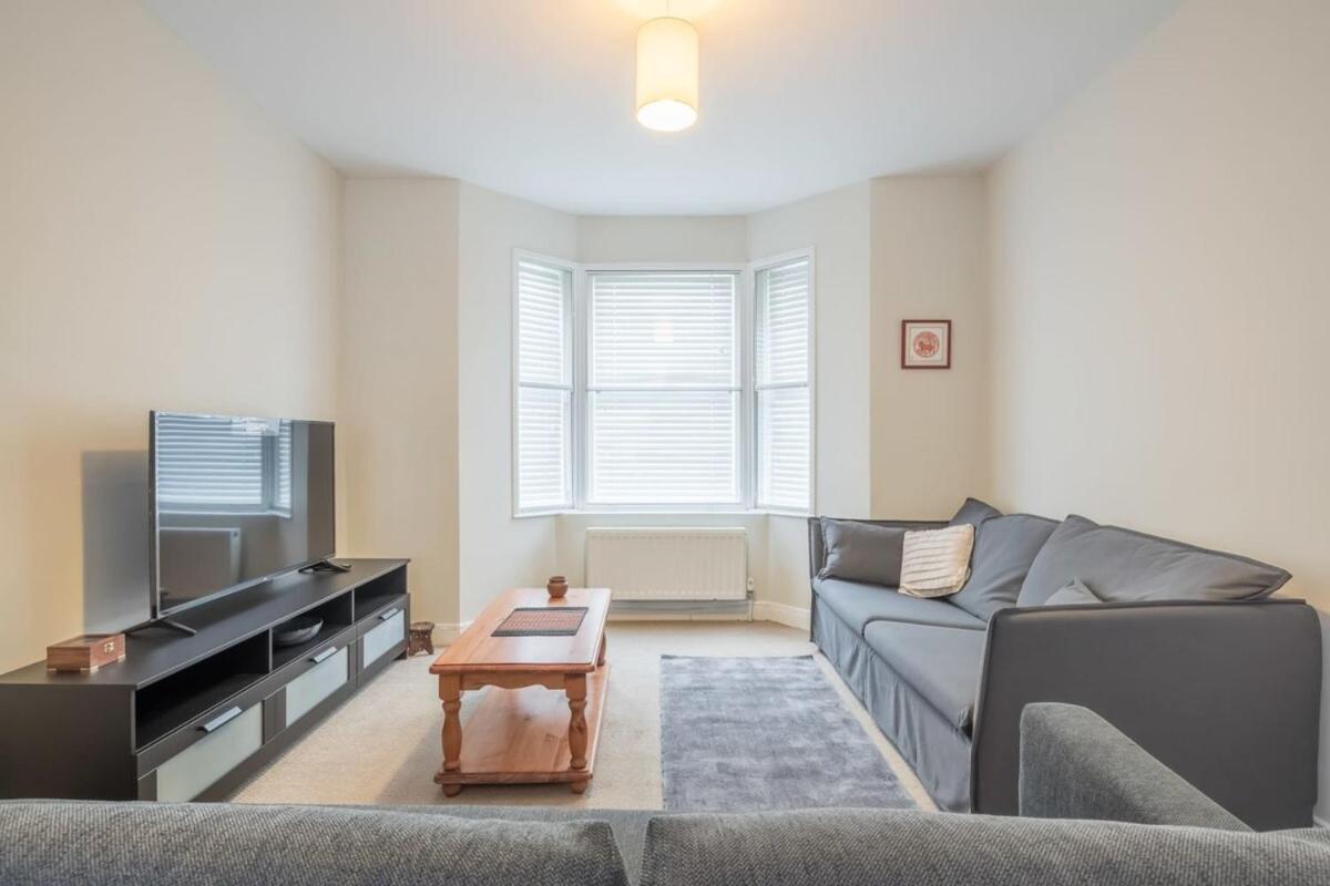 Superb Central 2 Bed Home view 4