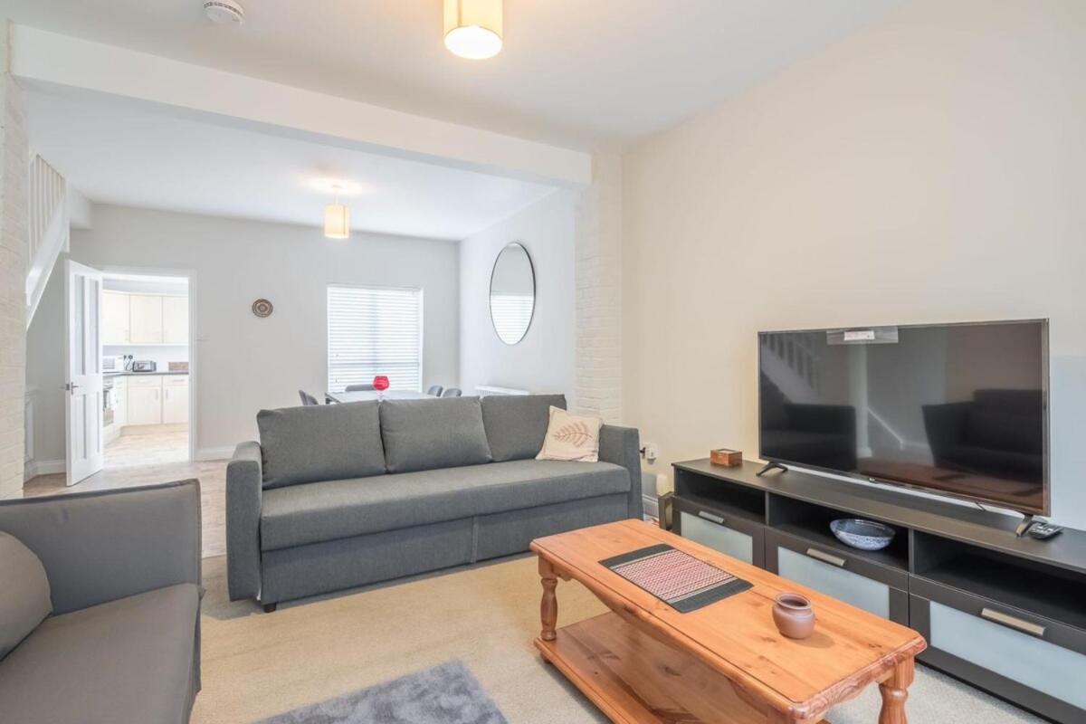 Superb Central 2 Bed Home view 5