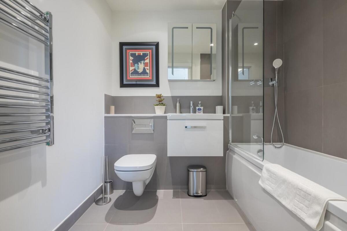 Luxury Central Riverside Apartment view 3