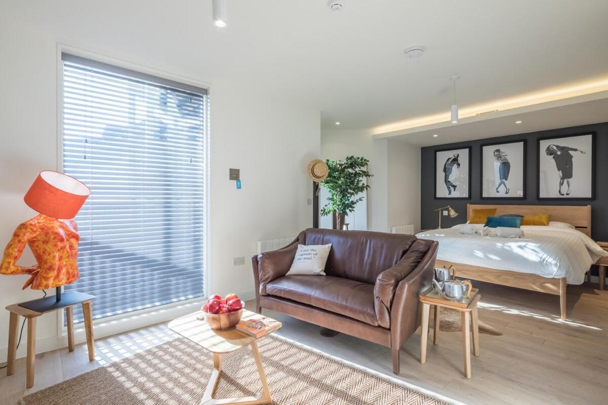 Luxury Central Riverside Apartment view 4