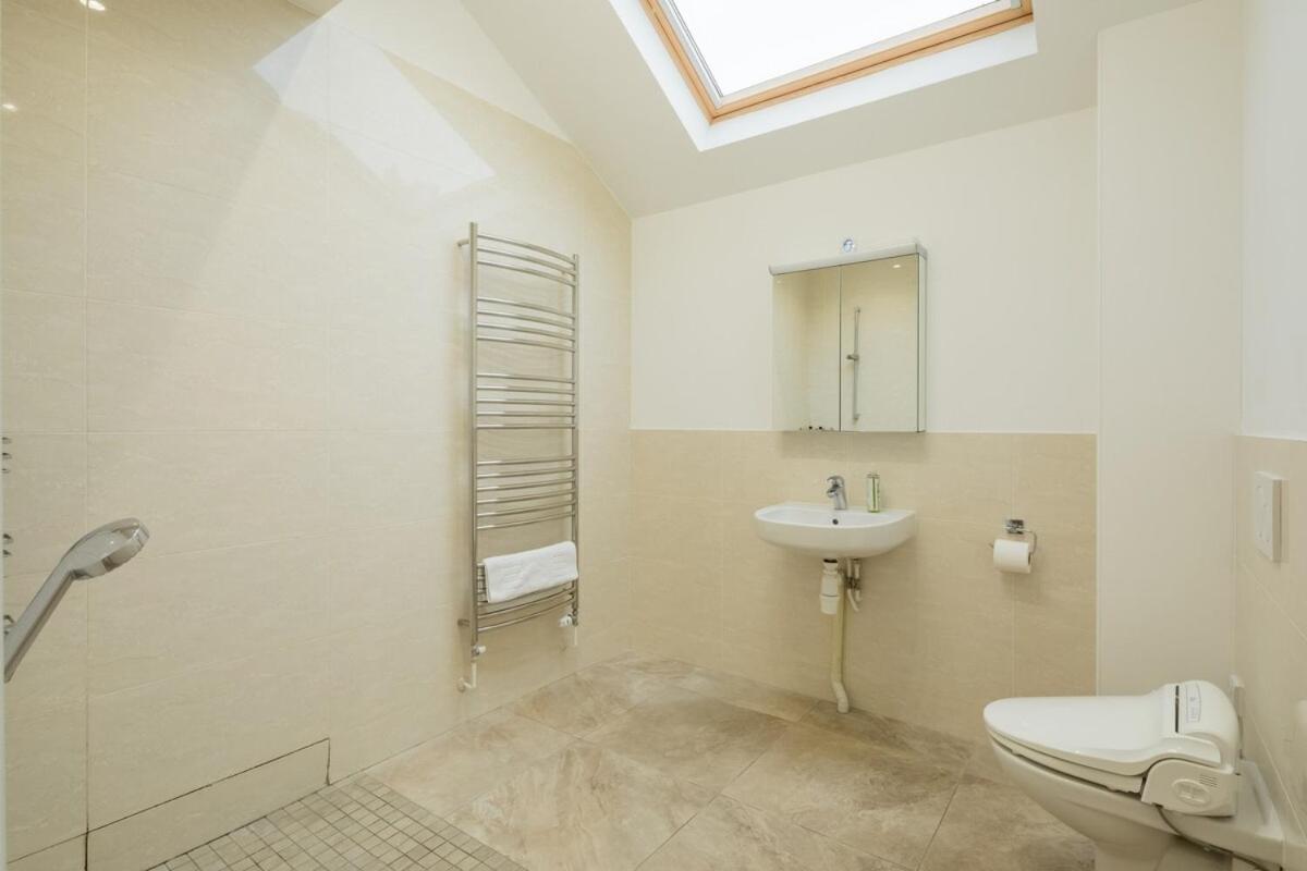 LARGE 4 bedroom Home with Garden and Free Parking view 2