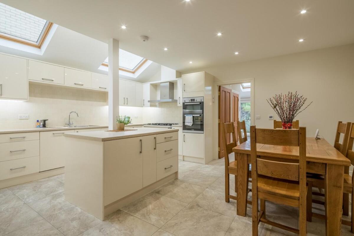 LARGE 4 bedroom Home with Garden and Free Parking view 4