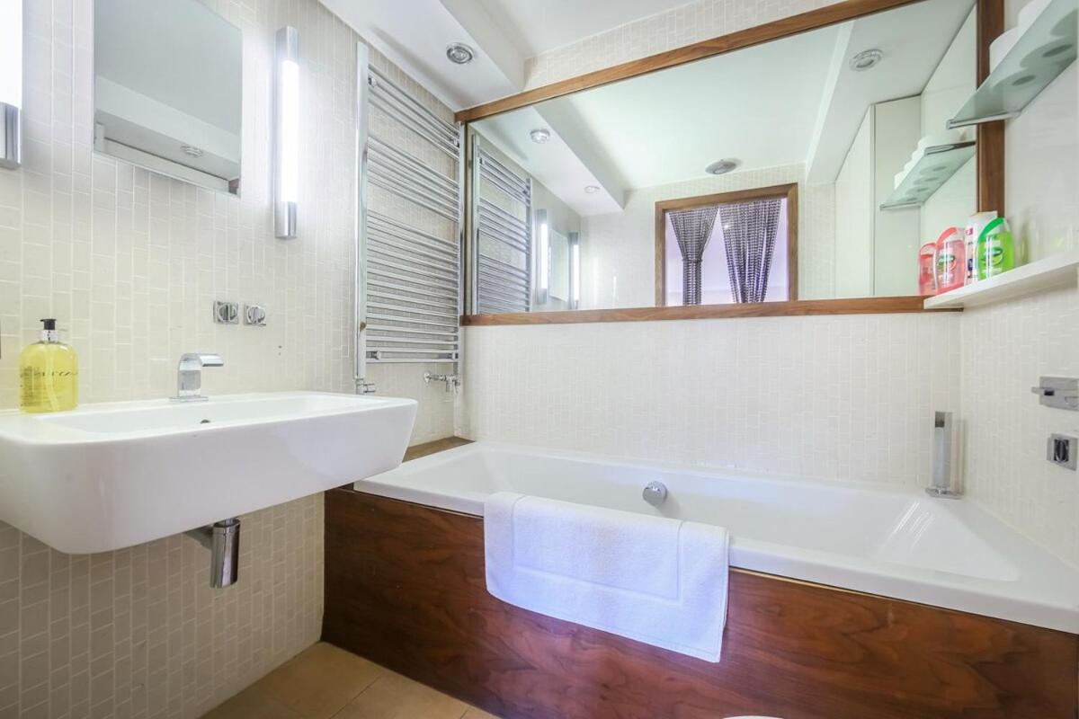 Large Luxurious CENTRAL Private Terrace - For 6