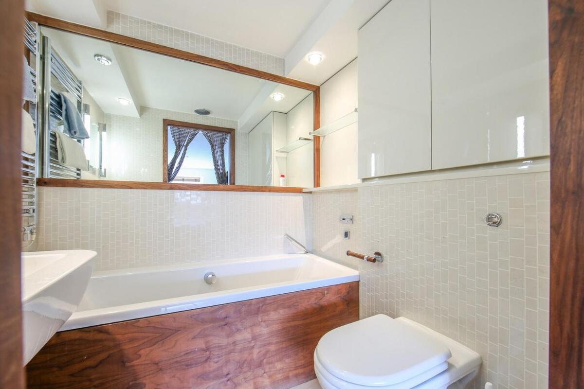 Large Luxurious CENTRAL Private Terrace - For 6
