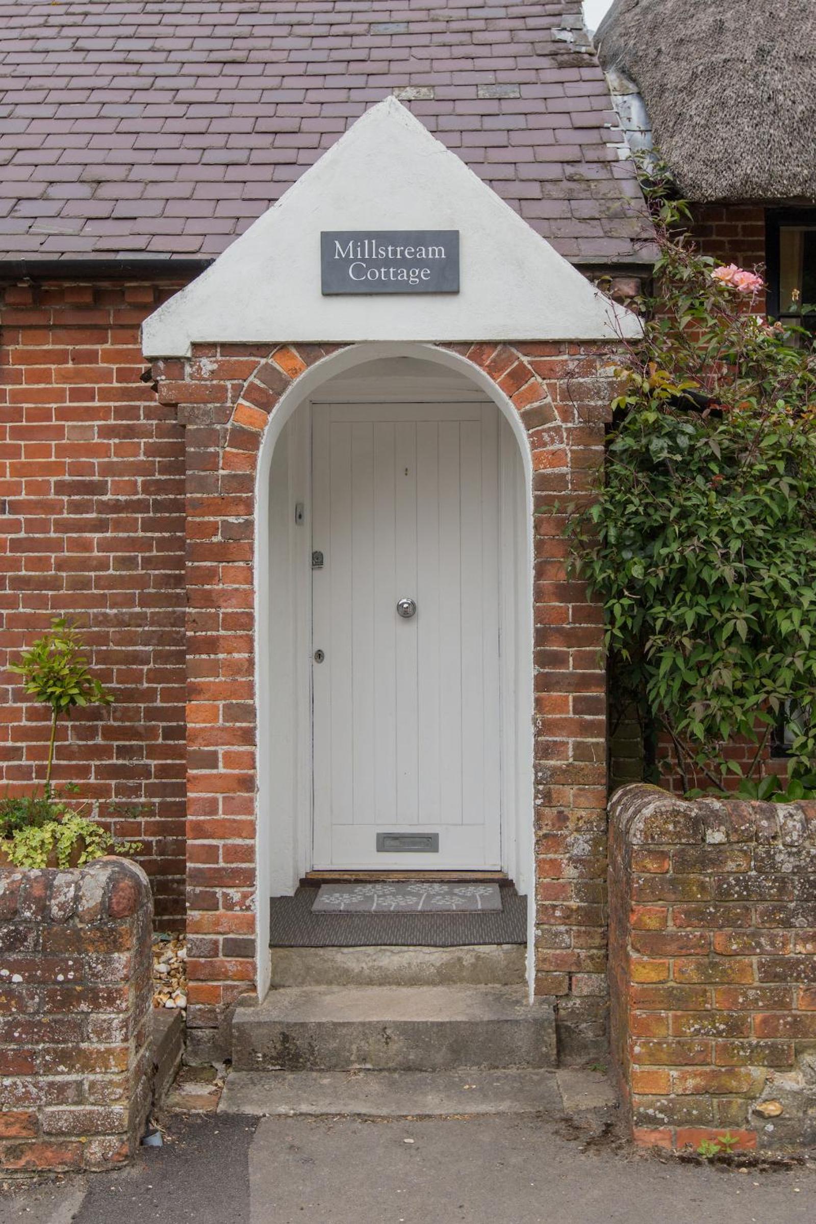 5-STAR LUXURY on MILLSTREAM near SEA, OLD BOSHAM view 3