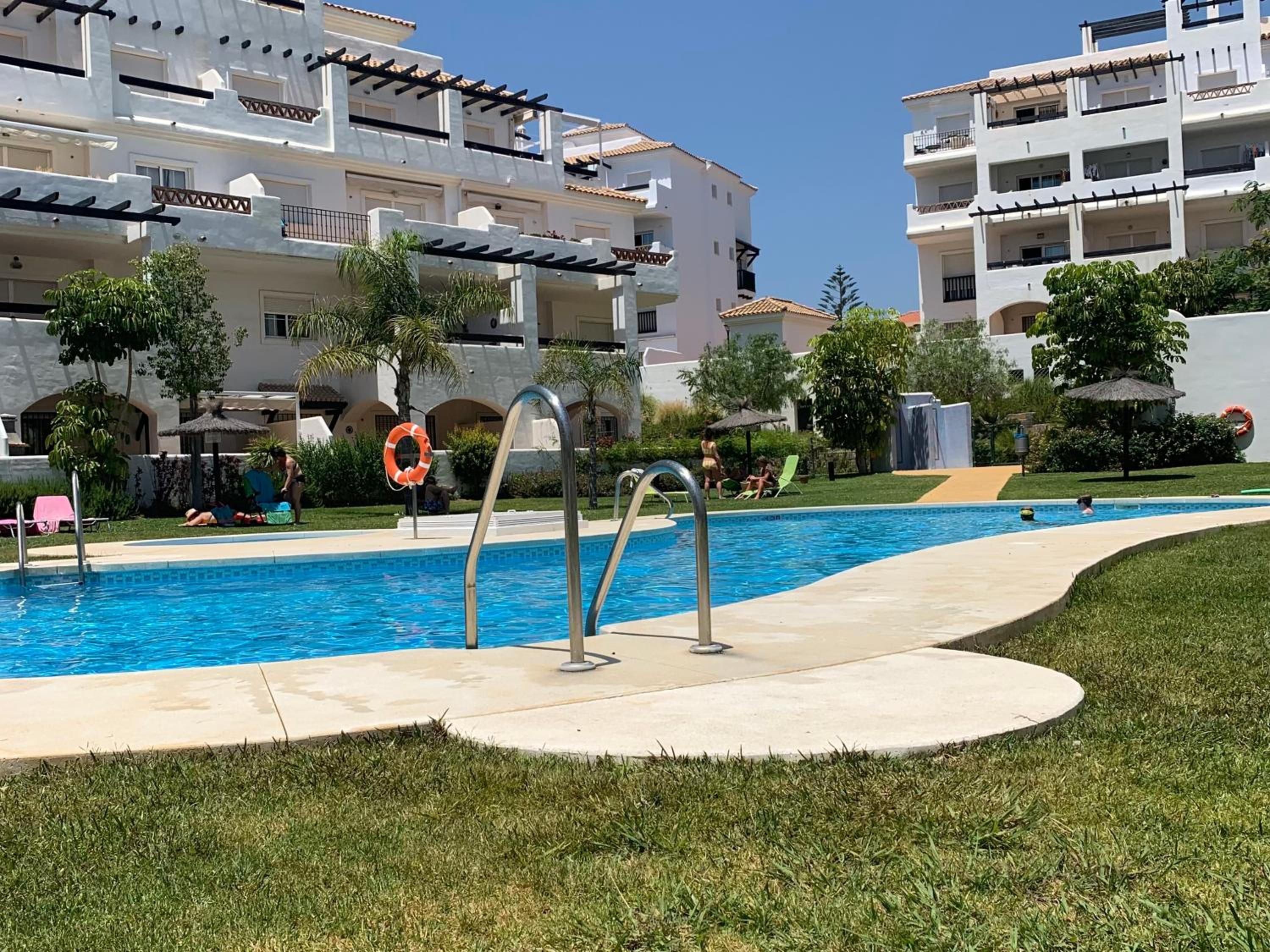 2 Bed-Sleeps 4-Private Patio-Pool-AirCon photo 3