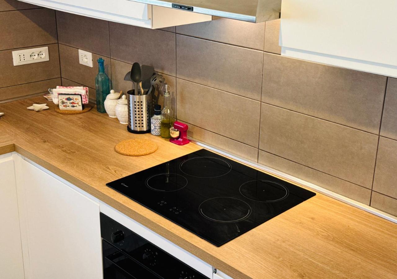 Rose Violet House en Noto — kitchen