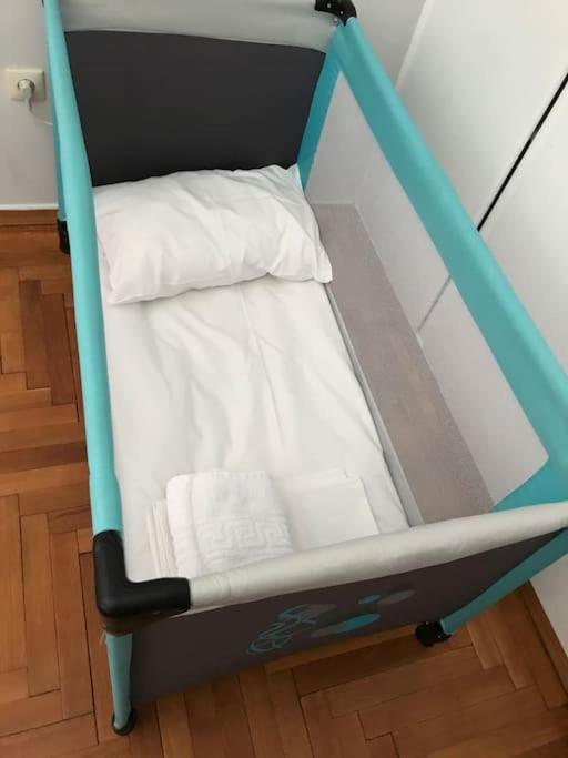 2BDR OlympianZeus Apt with Netflix