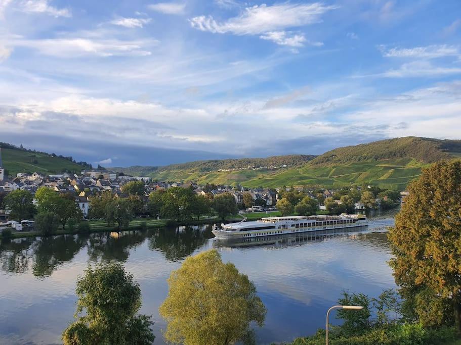 Elegant Apartment with Direct River View, Balcony and Parking in Bernkastel-Kues