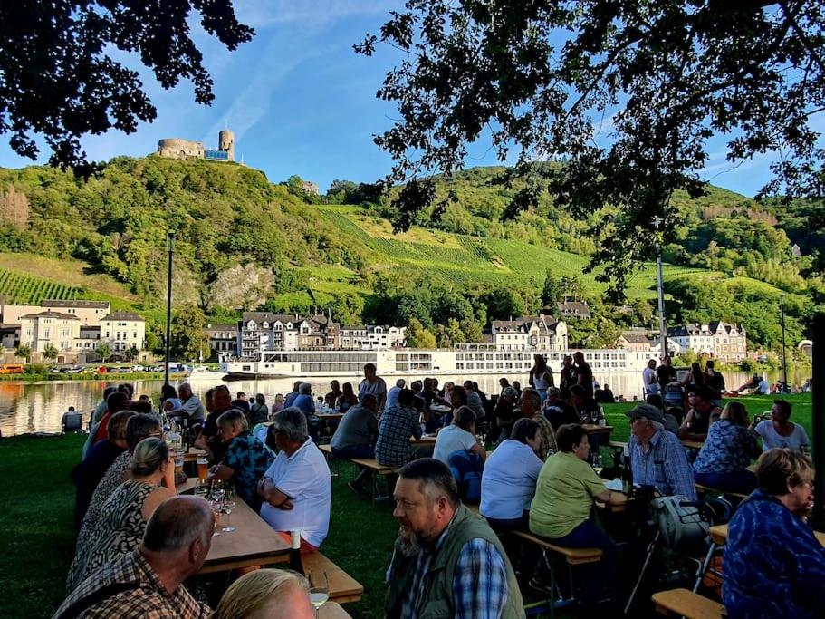Elegant Apartment with Direct River View, Balcony and Parking in Bernkastel-Kues