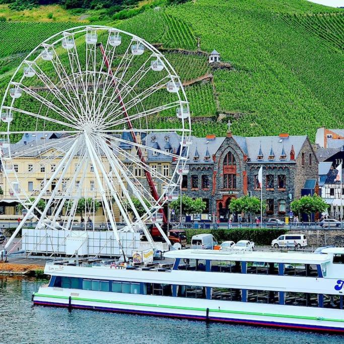 Elegant Apartment with Direct River View, Balcony and Parking in Bernkastel-Kues