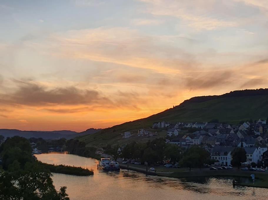 Elegant Apartment with Direct River View, Balcony and Parking in Bernkastel-Kues