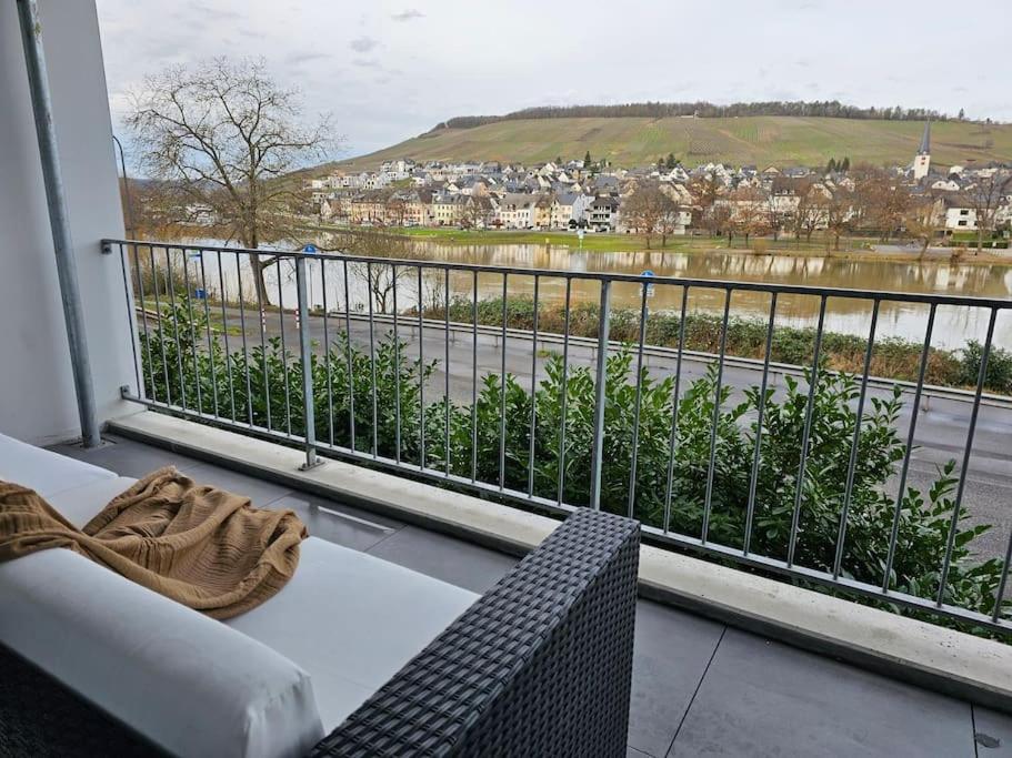 Elegant Apartment with Direct River View, Balcony and Parking in Bernkastel-Kues