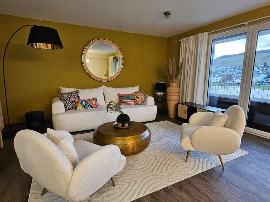 Elegant Apartment with Direct River View, Balcony and Parking in Bernkastel-Kues