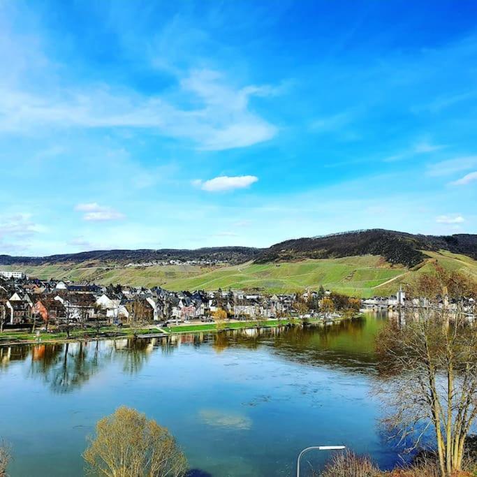Elegant Apartment with Direct River View, Balcony and Parking in Bernkastel-Kues