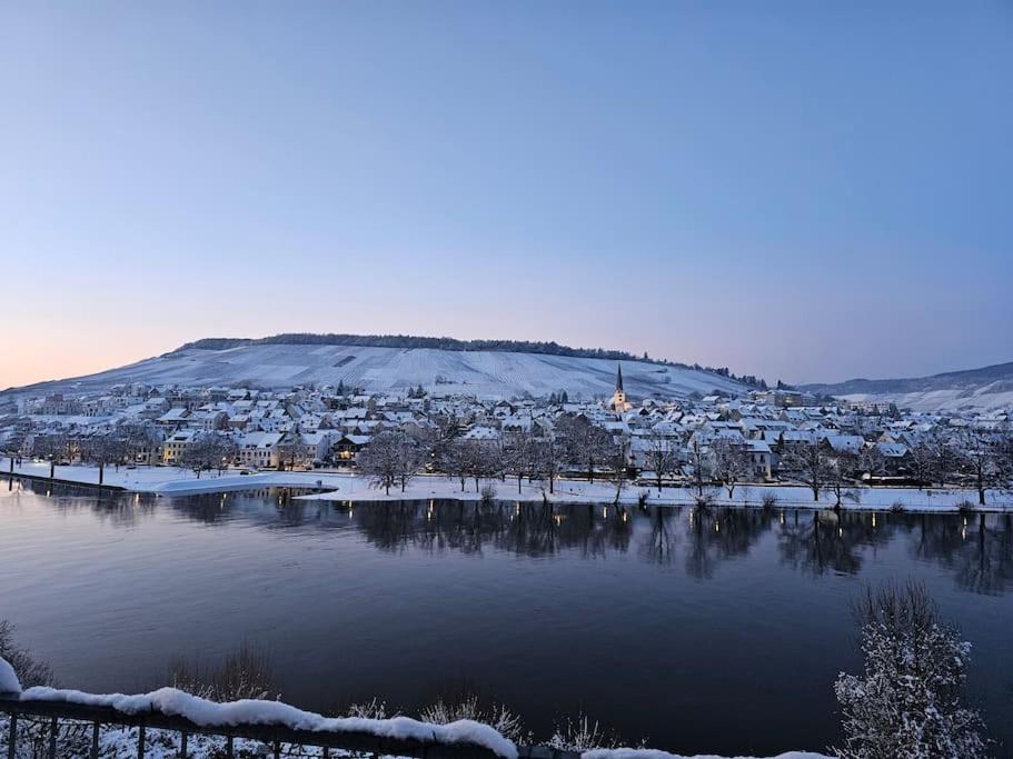 Elegant Apartment with Direct River View, Balcony and Parking in Bernkastel-Kues