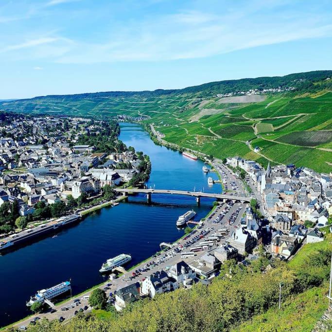Elegant Apartment with Direct River View, Balcony and Parking in Bernkastel-Kues