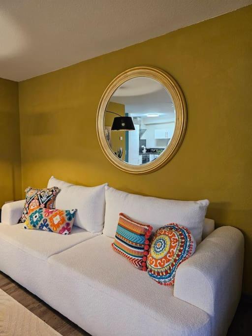 Elegant Apartment with Direct River View, Balcony and Parking in Bernkastel-Kues